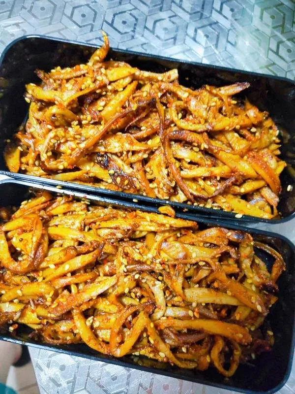 好吃到尖叫的香辣孜然杏鲍菇 用料 材料 用量 杏鲍菇 2个 生抽 1小勺 老抽 适量 蚝油 2勺 五香粉 一勺 孜然粒 适量 延吉烧烤料 适量 芝麻 适量